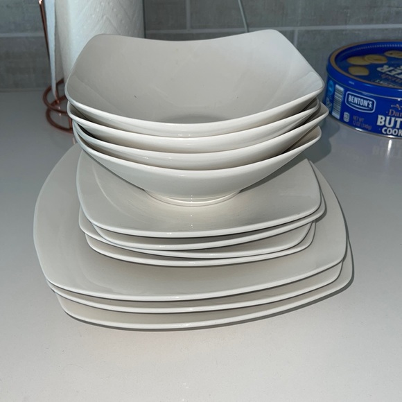 Plates. - Picture 1 of 1